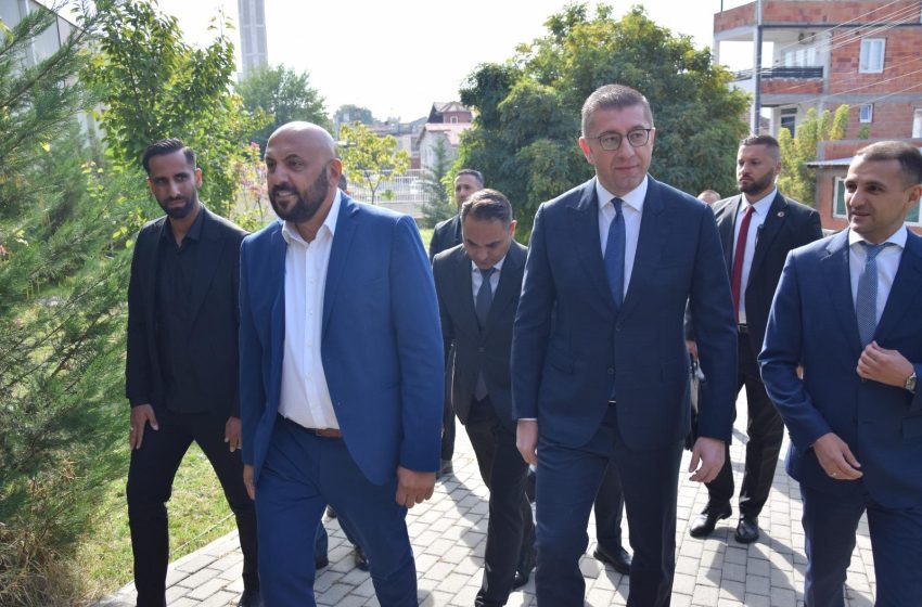  Претседателот на Владата Христијан Мицкоски во посета на ЈОУДГ „8 Април“ во Шуто Оризари